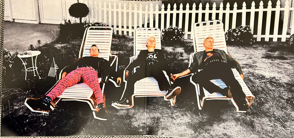 GREEN DAY - SAVIORS Limited Edition, Embossed Gatefold, 180g - Slika 2